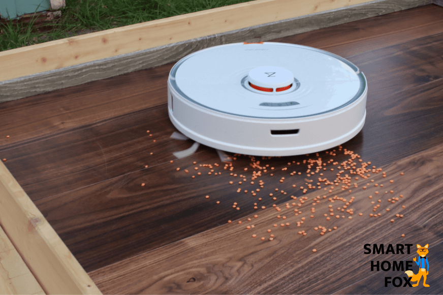 Roborock S7 reinigt Linsen beim Saugtest auf einem Laminat-Boden